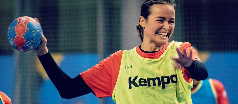 Wie is de partner van handbalster Yvette Broch