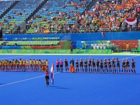 Nederlandse hockeysters in actie op de Olympische Spelen