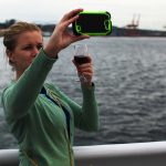 Vrouw maakt een selfie met haar smartphone