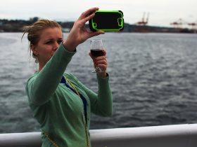 Vrouw maakt een selfie met haar smartphone