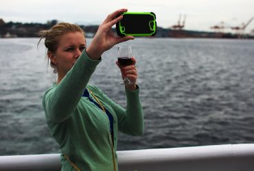 Vrouw maakt een selfie met haar smartphone
