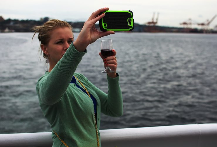 Vrouw maakt een selfie met haar smartphone